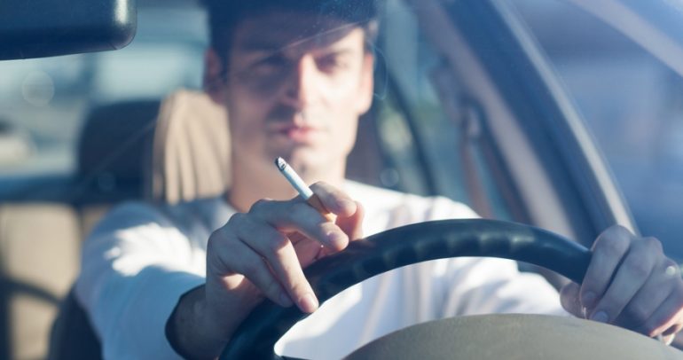 وسائل للتخلص من رائحة السجائر في السيارة